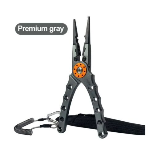 Alicate de pesca multifuncional en color premium gray, incluye cortador de línea, removedor de ganchos y tijeras. Hechos de aleación de aluminio, pesan 150 g y miden 20 cm.